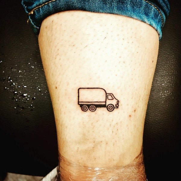 17 tatuagem pequena e simples de caminhão na perna Pinterest