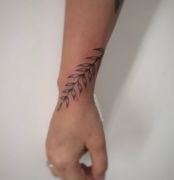 18 tatuagem no braço de ramo de folhas @maarytattoo
