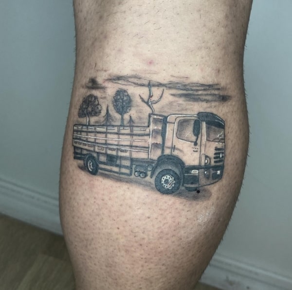 19 tattoo de caminhão na perna @jonasdatatoo