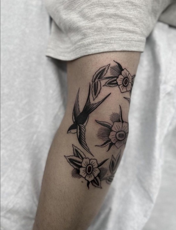 19 tatuagem delicada de flores no cotovelo @nicholasleetattoo