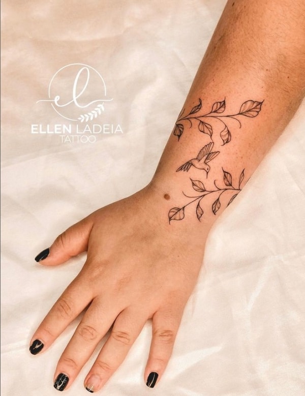 19 tatuagem delicada ramo com beija flor @ellenladeiatattoo