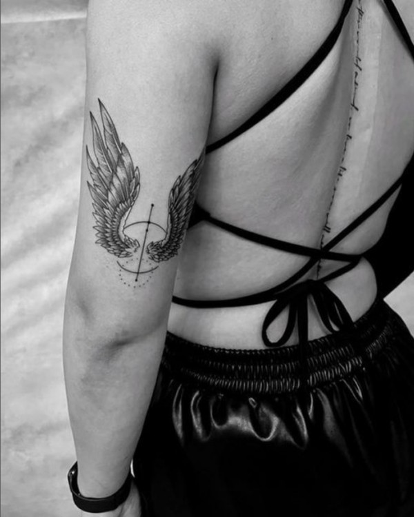 20 tattoo asas de anjo no braço @blackraventattoobudapest
