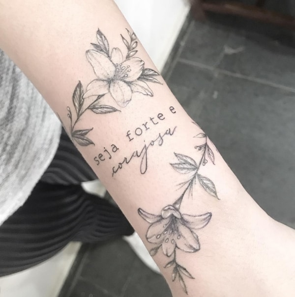 22 tattoo ramos com frase no braço @brunatatts