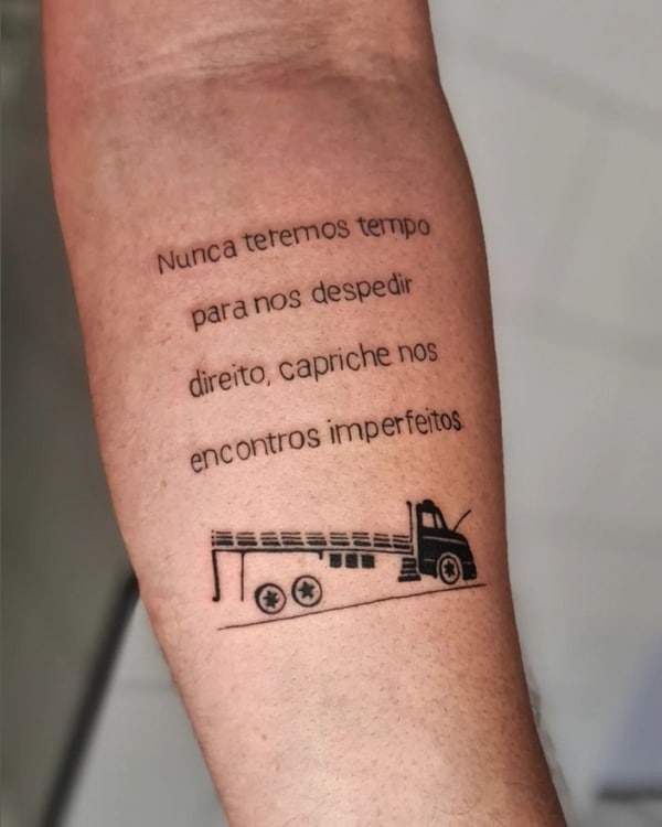 22 tatuagem de caminhão com frase @hibrido studios tatuagemjf
