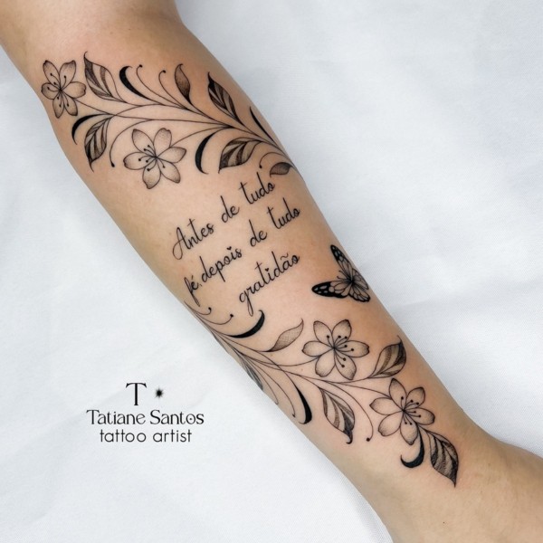23 tatuagem ramo com flores e frase @tatiane tattooer