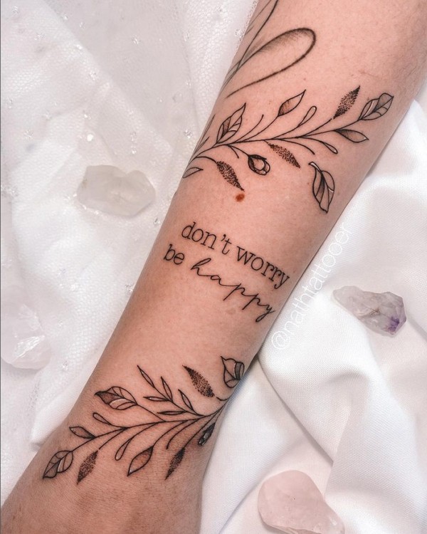 24 tatuagem de ramo no braço com frase em inglês @nathtattooer