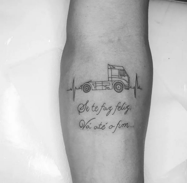 24 tatuagem pequena de caminhão com frase @emanaarte tattoo