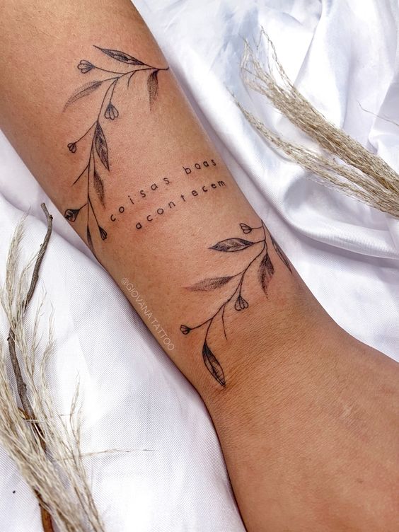 27 tattoo delicada ramos com frase @giovanatattoo