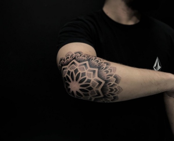 27 tatuagem no cotovelo de mandala @andrezinhotattooart