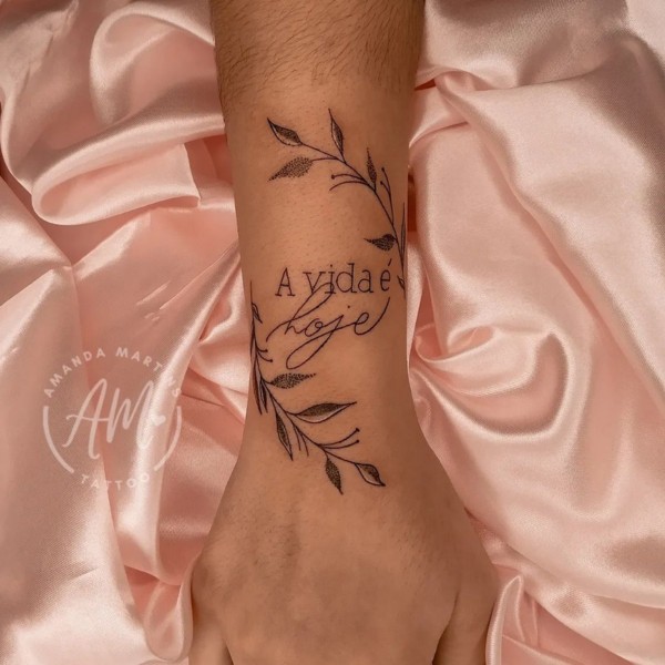29 tattoo no braço de ramo com frase @amandamartinstattoo