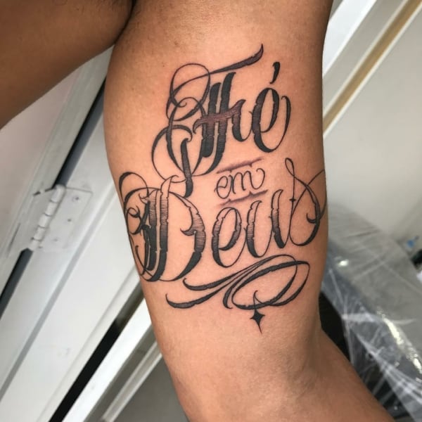 3 tattoo no braço Fé em Deus Sete Três Tattoo&Piercing