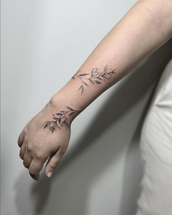 3 tatuagem delicada de ramos com flores no braço @adsonpeixoto tattoo