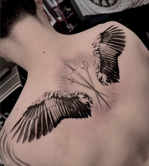 30 tattoo asas de anjo e espadas nas costas @yongtattoos