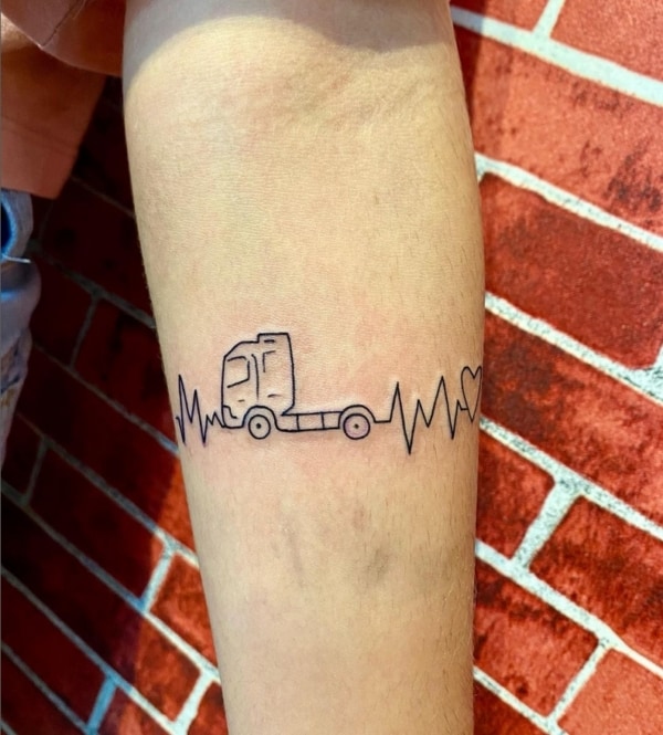 31 tatuagem pequena e delicada de caminhão @thorintattoo