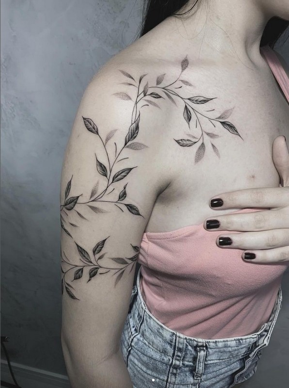 33 tattoo grande e feminina de ramo no braço @freestyle studio tattoo