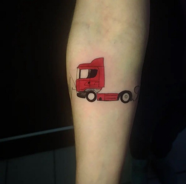 33 tattoo pequena e colorida de caminhão @rafasouzatattoo