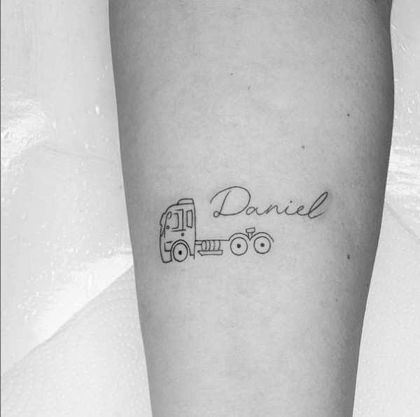 36 tatuagem pequena e minimalista de caminhão @emanaarte tattoo
