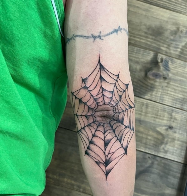 4 tattoo teia de aranha no cotovelo @singolaretattoo