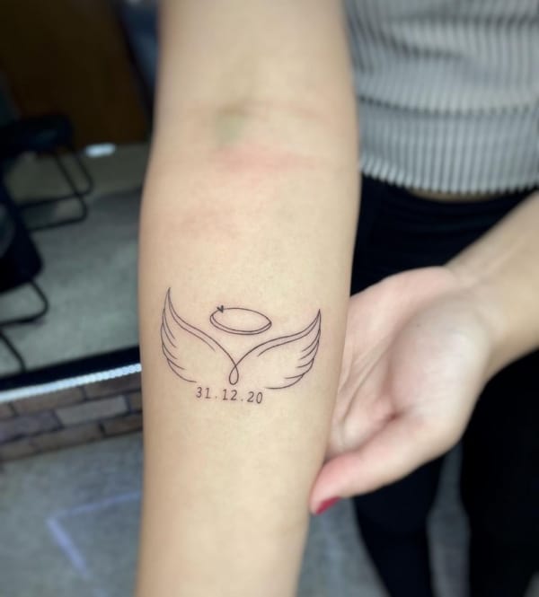 42 tatuagem delicada asa de anjo com data @anna riskado