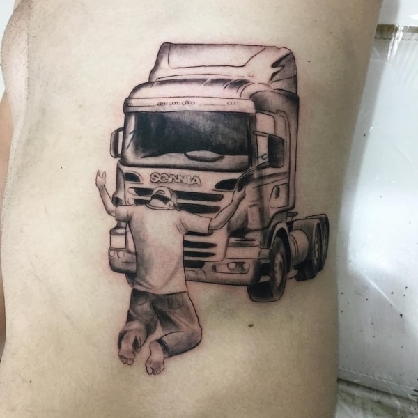 42 tatuagem masculina de caminhão Scania @rickcassio tattoo