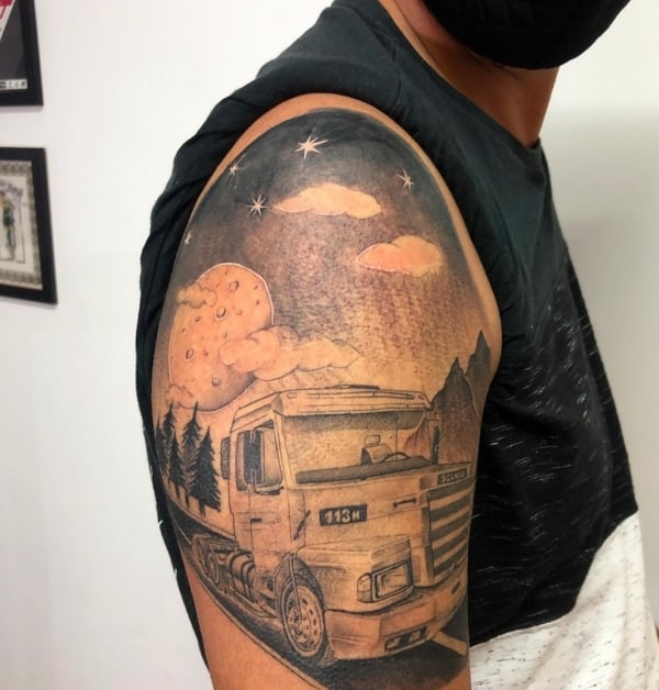 45 tatuagem masculina grande de caminhão @rodrigoazevedo tattoo