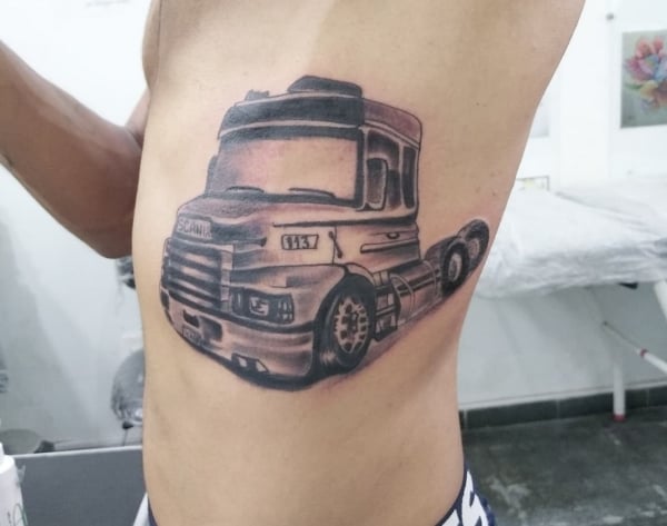 46 tatuagem masculina de caminhão Scania @tomtattoostudio1
