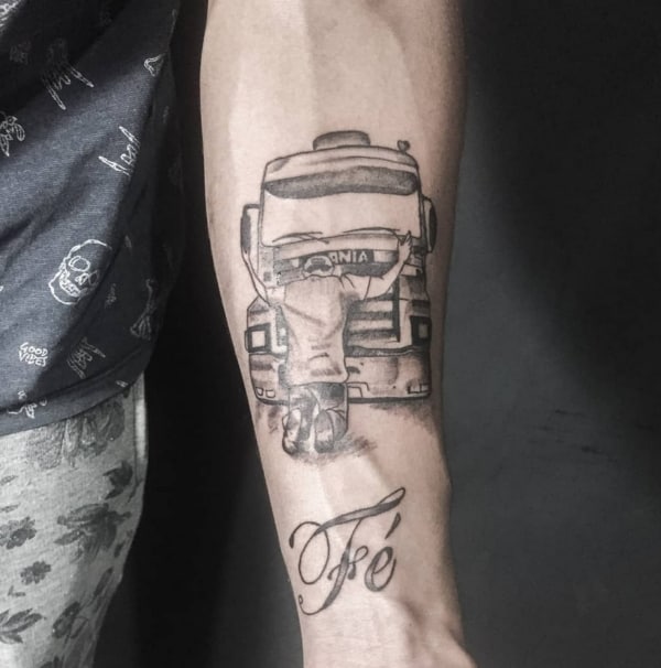 47 tatuagem masculina caminhão no braço @dann tattooer