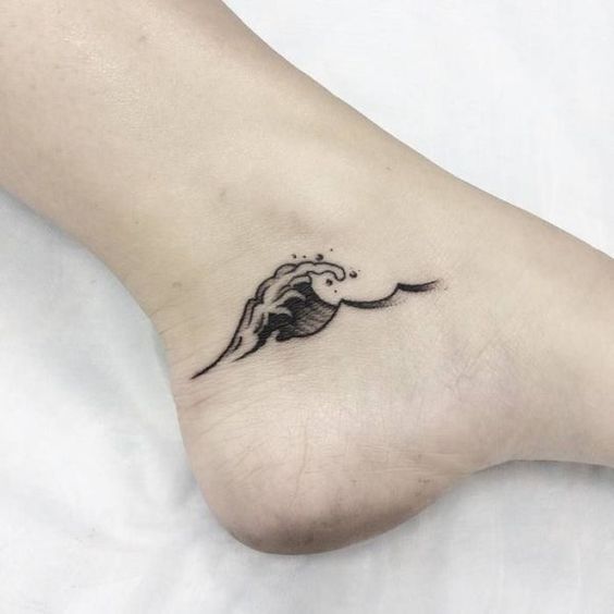49 tatuagem mar em preto e branco no pé Pinterest