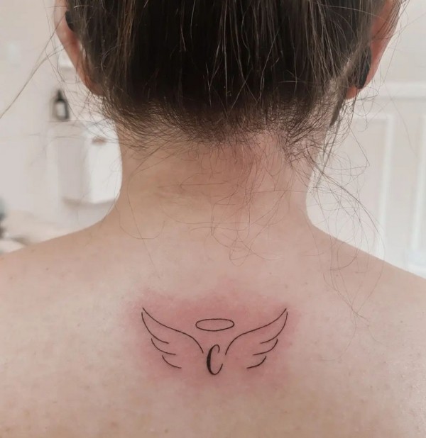 5 tattoo asas de anjo com inicial @alineschneidertattoo