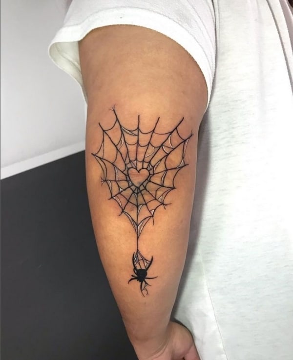 5 tattoo teia de aranha cotovelo @guilhermefernandestattoo