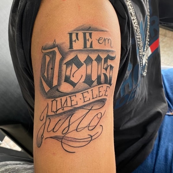 5 tatuagem no braço fé em Deus que ele é justo @ramonster tattoo