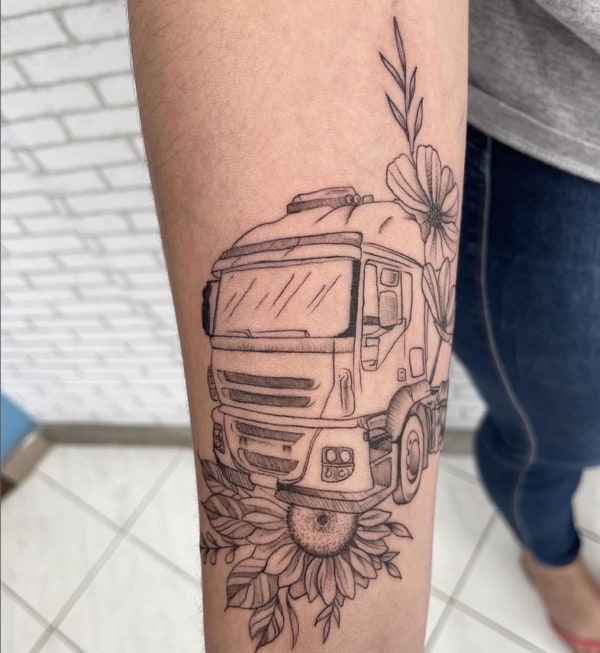 51 tatuagem feminina de caminhão com flores @erickrtattoos