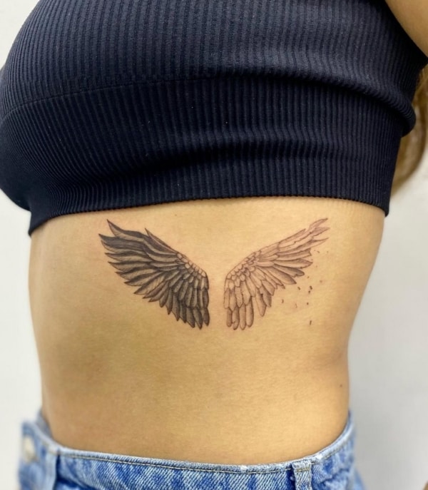52 tatuagem feminina asas de anjo na costela @gokce karahasan