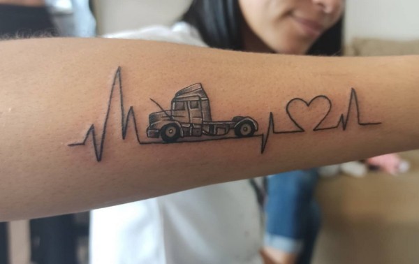 53 tatuagem feminina de caminhão no braço @anderstattooist
