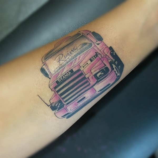 57 tatuagem de caminhão Scania rosa @nathan madureira tattoo