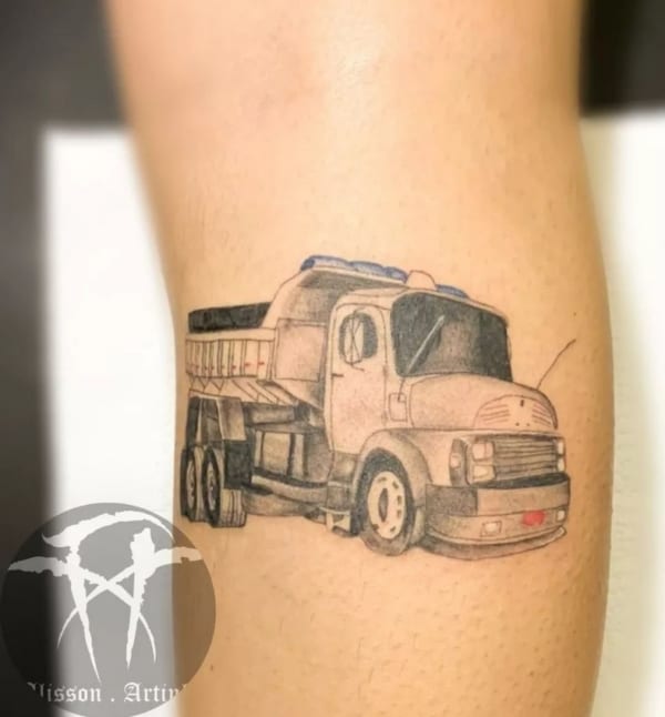 58 tattoo feminina de caminhão na perna @alisson artink