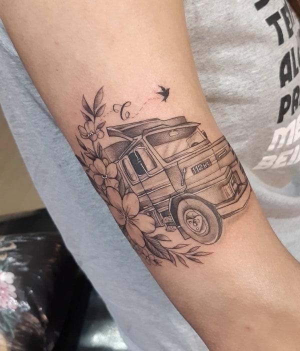 59 tatuagem feminina de caminhão com flores @beta seibert