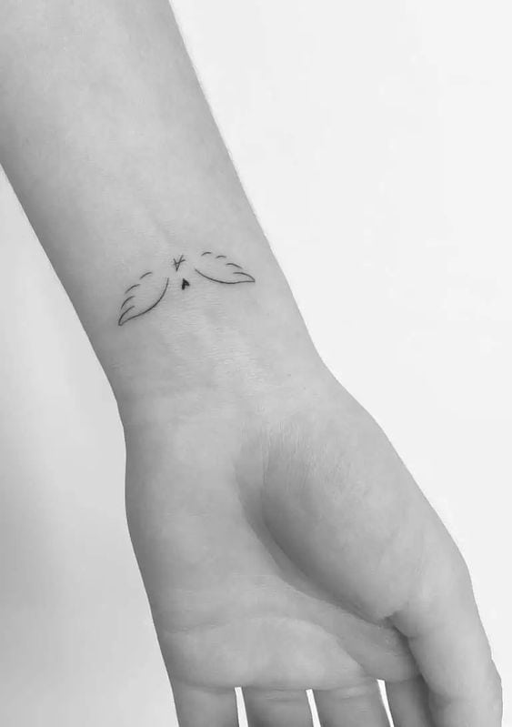 7 tattoo delicada asa de anjo com inicial Pinterest