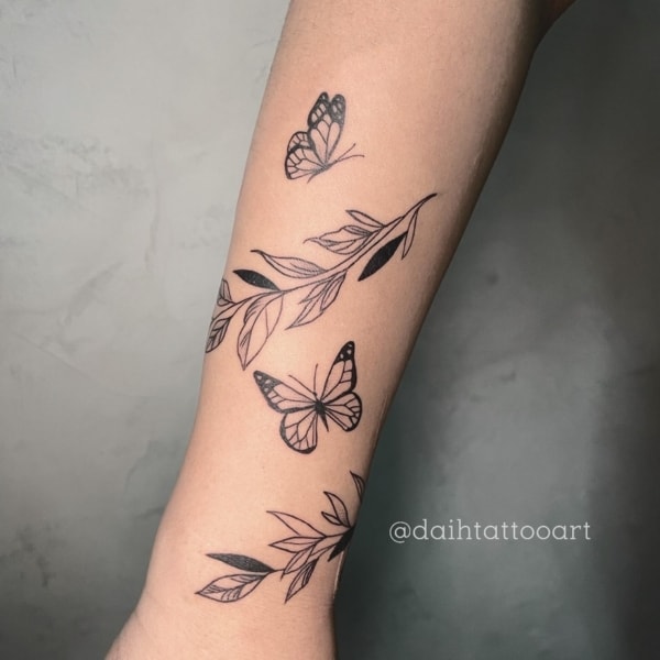 7 tatuagem delicada de ramos e borboletas @daihtattooart