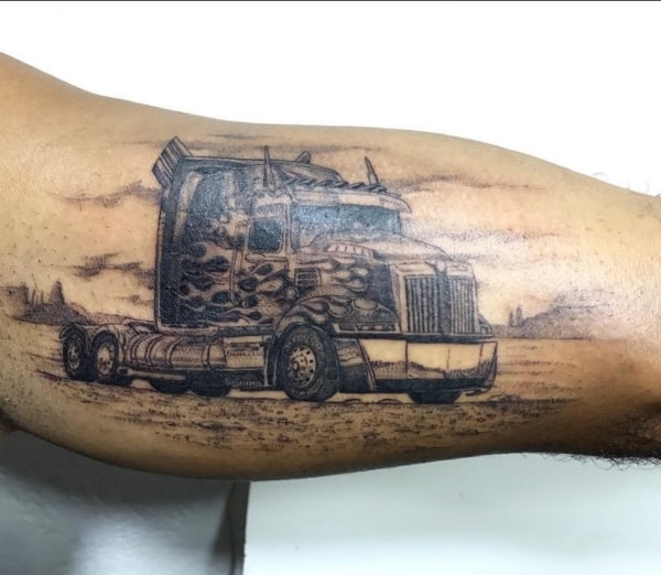 8 tattoo caminhão no braço @dragaoartemix