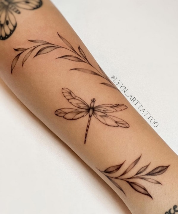 8 tattoo delicada de ramo e libélula no braço @lyyn arttattoo