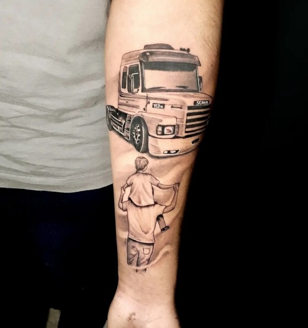9 tatuagem de caminhão no braço @tochatattoostudio