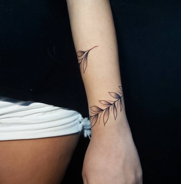 9 tatuagem delicada de ramo de folhas no braço @jurysevastattoo