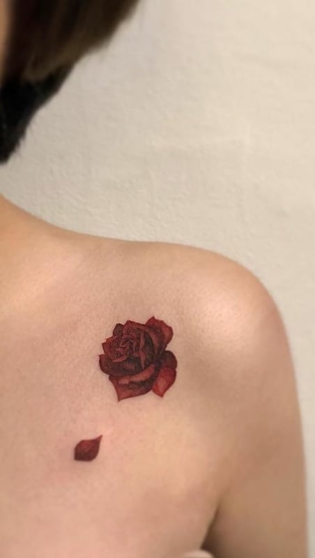 1 tatuagem rosa vermelha no ombro Pinterest