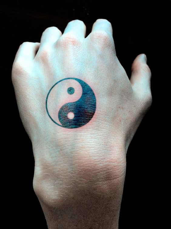 1 tatuagem yin yang na mão Pinterest