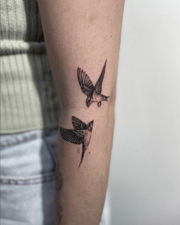 10 tatuagem de andorinhas no braço @vicnascimentotattoo