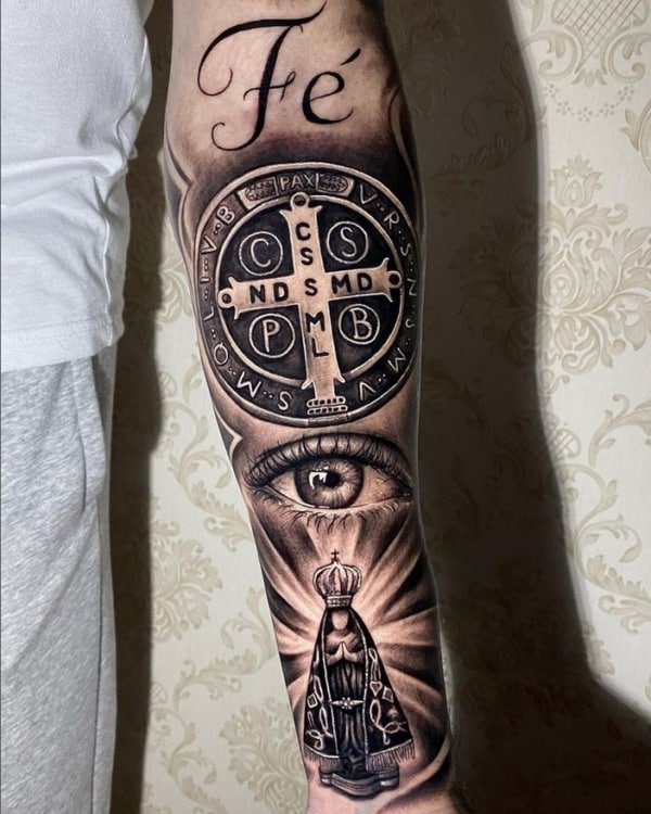 10 tatuagem no braço medalha de São Bento @gabrielsouza tattoo