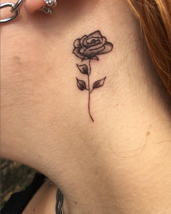 10 tatuagem rosa pequena no pescoço @allextatto