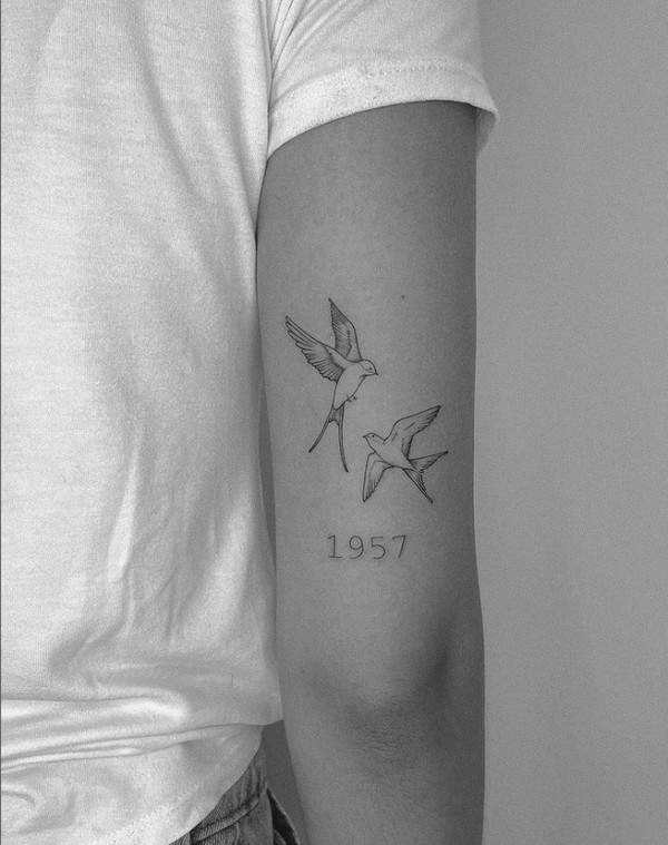 11 tatuagem delicada de andorinhas no braço @leonrdobars