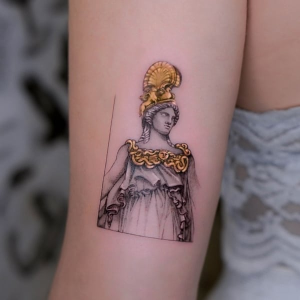 11 tatuagem dourada deusa Atena @marcelabadolatto